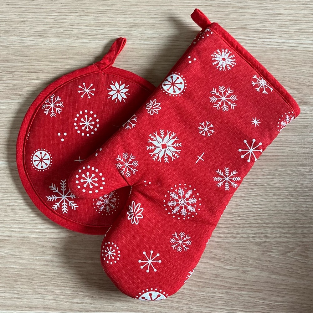 New Holiday Oven Mitts
